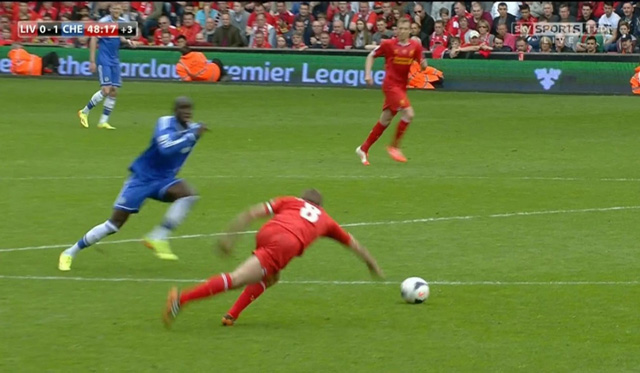 Cú trượt chân của Gerrard, một trong những khoảnh khắc nổi tiếng nhất lịch sử Premier League