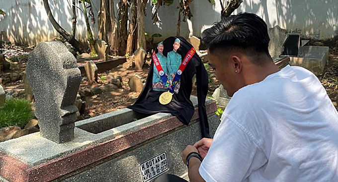 Ernando Ari trầm mặc bên cạnh mộ của bố