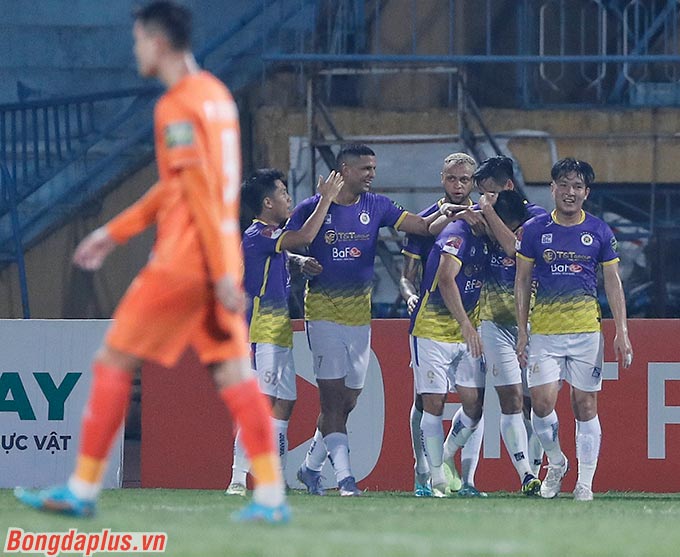 Hà Nội FC sớm ghi bàn nhưng vẫn bị SHB Đà Nẵng cầm hòa - Ảnh: Minh Tuấn