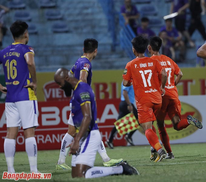 SHB Đà Nẵng tận dụng sai lầm của hàng thủ Hà Nội FC để gỡ hòa - Ảnh: Minh Tuấn 