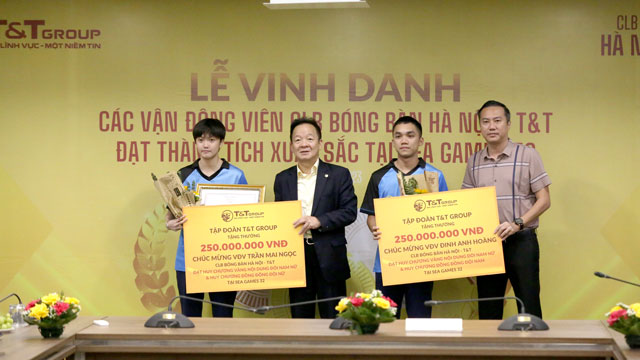 Doanh nhân Đỗ Quang Hiển trao thưởng cho các vận động viên CLB bóng bàn Hà Nội T&T đạt thành tích xuất sắc tại SEA Games 32