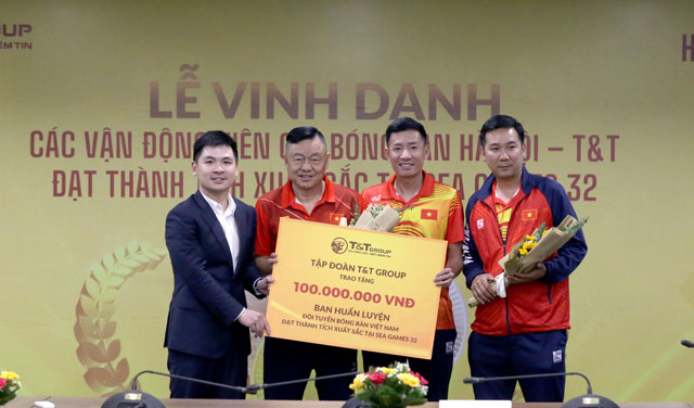 Ông Đỗ Vinh Quang trao thưởng cho ban huấn luyện đội tuyển bóng bàn Việt Nam