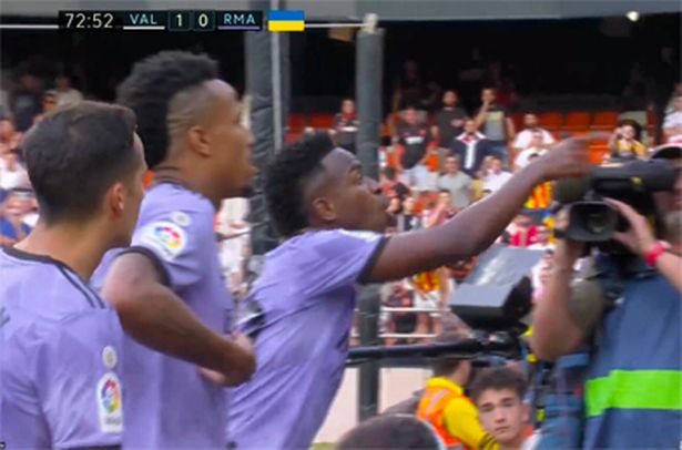 Các cầu thủ Valencia đã khiêu khích Vinicius