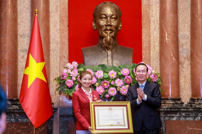 VĐV Nguyễn Thị Oanh được Chủ tịch nước trao tặng Huân chương lao động hạng Nhì. ảnh: Bùi Lượng