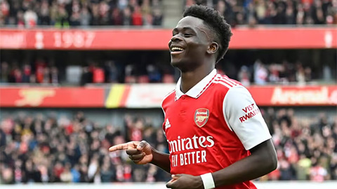 Saka ký hợp đồng mới dài hạn với Arsenal