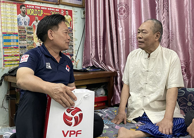 Ông Võ Văn Hùng - Phó TGĐ Công ty VPF thăm hỏi và tặng quà cựu danh thủ Lê Văn Phúc
