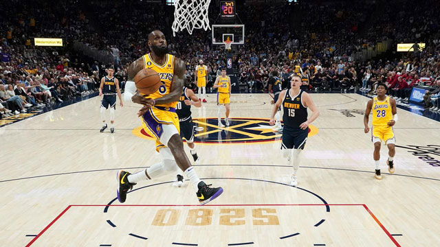 Mình LeBron James (số 6)  tỏa sáng là không đủ để giúp Los Angeles Lakers đánh bại Denver Nuggets