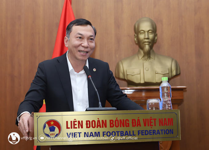 Chủ tịch VFF - Trần Quốc Tuấn vui mừng với thành tích của ĐT nữ Việt Nam và VĐV Nguyễn Thị Oanh