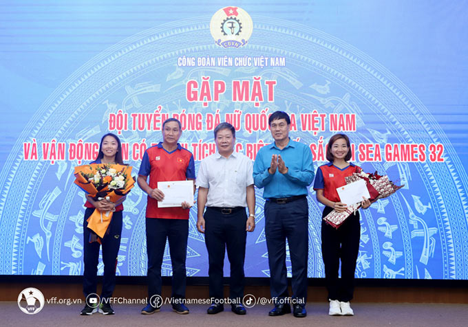 Ban Thường vụ Công đoàn Bộ Văn hóa, Thể thao, Du lịch tặng cho ĐT nữ Việt Nam 20 triệu đồng và VĐV Nguyễn Thị Oanh 5 triệu đồng.