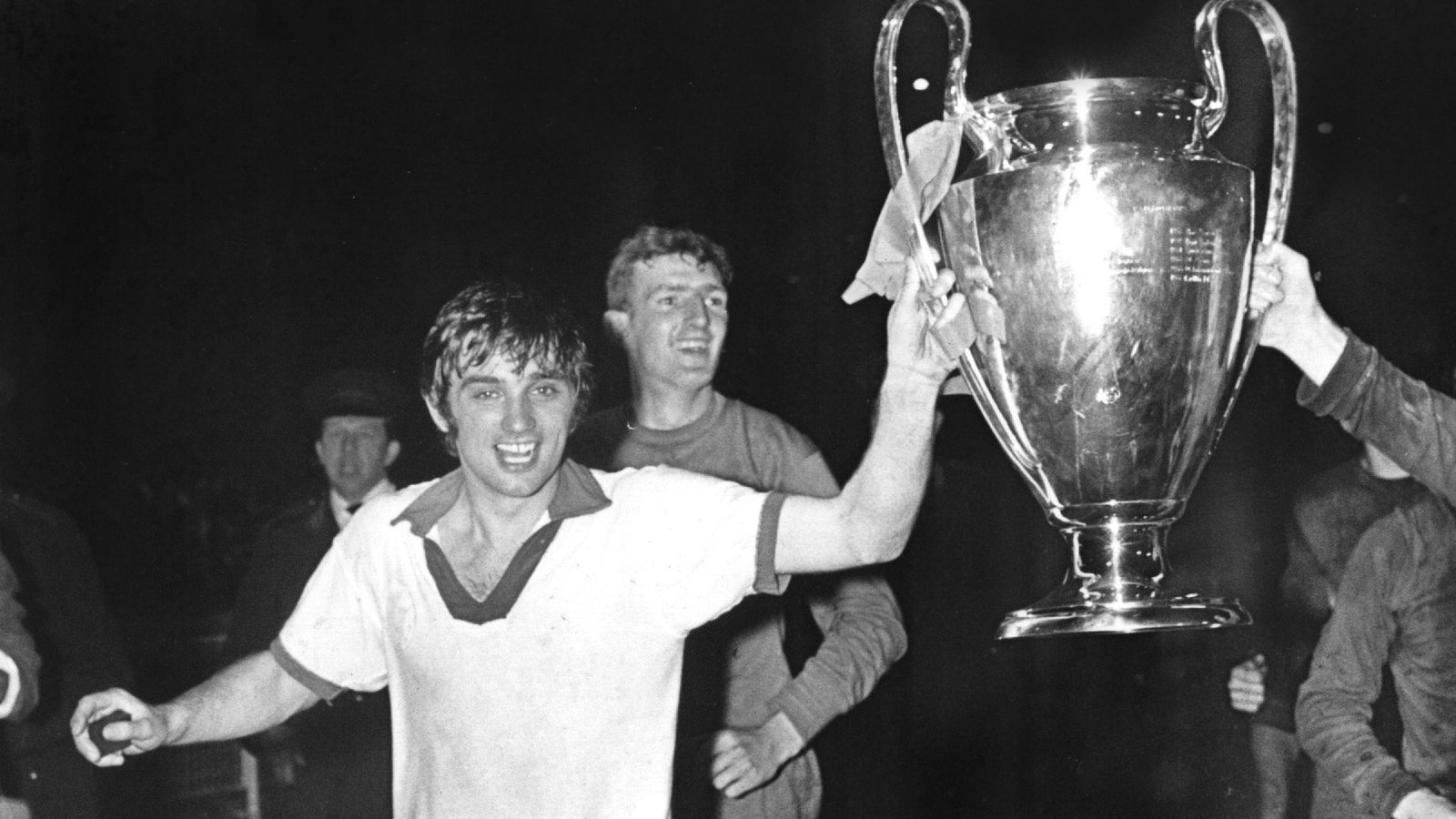 Nhà vô địch Cúp C1 châu Âu 1968 George Best là danh thủ đầu tiên của MU mặc áo số 7