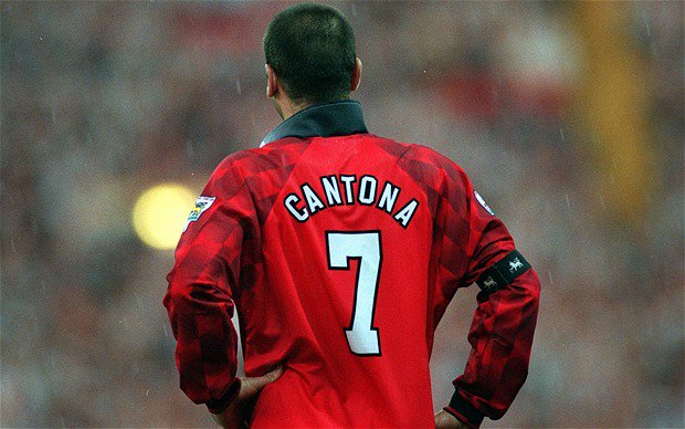 Cantona khiến cho chiếc áo số 7 trở thành biểu tượng của MU, đặc biệt với cổ áo dựng đứng