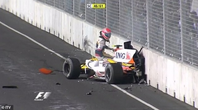 Hiện trường vụ "Crashgate 2008": Nelson Piquet Jr đâm chiếc Renault vào tường