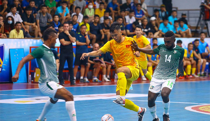 Trần Duy (giữa) có màn ra mắt trong màu áo ĐT futsal Việt Nam