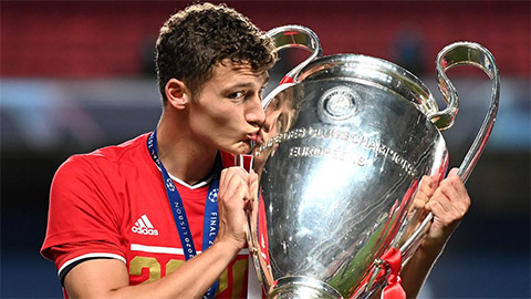 MU gia nhập cuộc đua giành Pavard