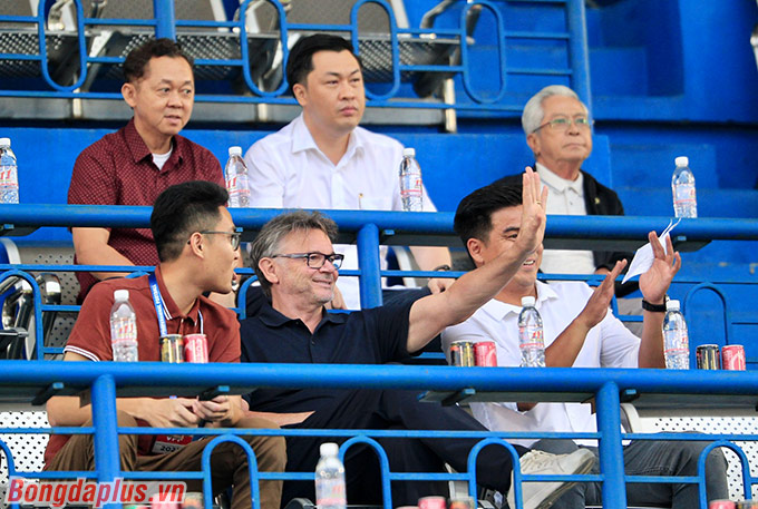 Ở trận đấu giữa B.Bình Dương và Hà Nội FC tại vòng 9 V.League 2022, HLV Philippe Troussier cùng 2 trợ lý đã đến dự khán nhằm tuyển quân cho U22 và ĐTQG Việt Nam ở đợt tập trung vào tháng 6 tới 