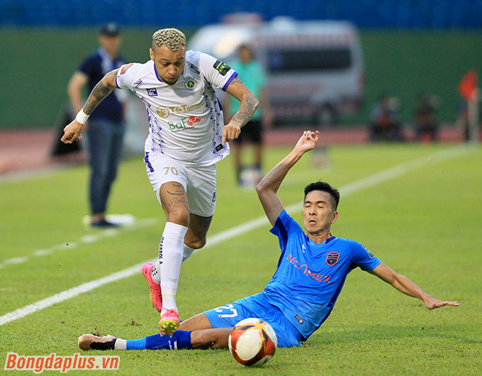 B.Bình Dương và Hà Nội FC chơi đôi công cống hiến trong hiệp 1