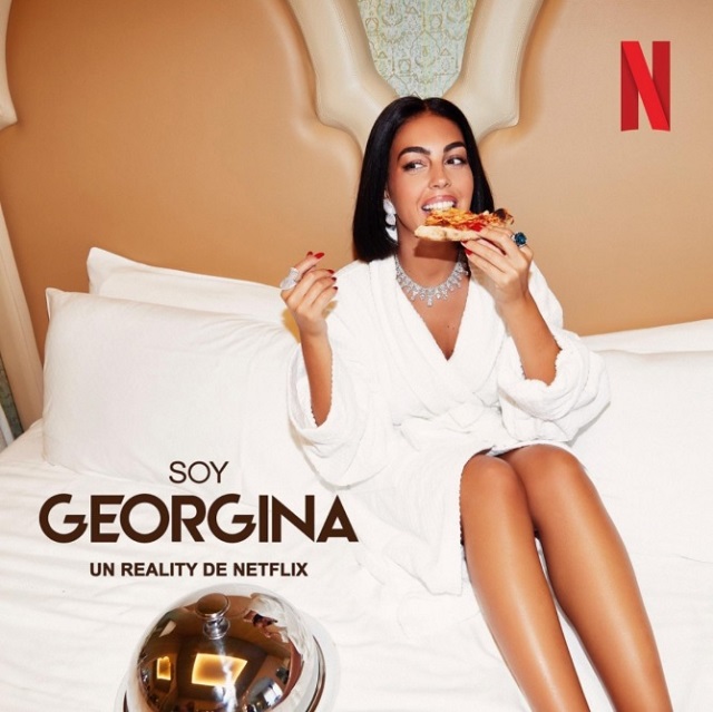 Georgina đeo bộ trang sức 2,7 triệu bảng trong một cảnh quay quảng cáo cho Netflix