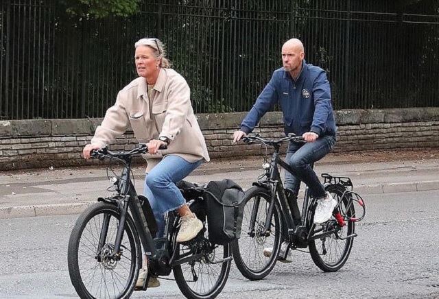 Ten Hag và bà xã Bianca có thú vui đạp xe dạo phố