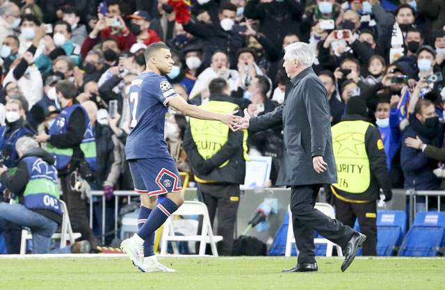 Kylian Mbappe bắt tay HLV Carlo Ancelotti khi PSG đụng độ Real Madrid ở Champions League