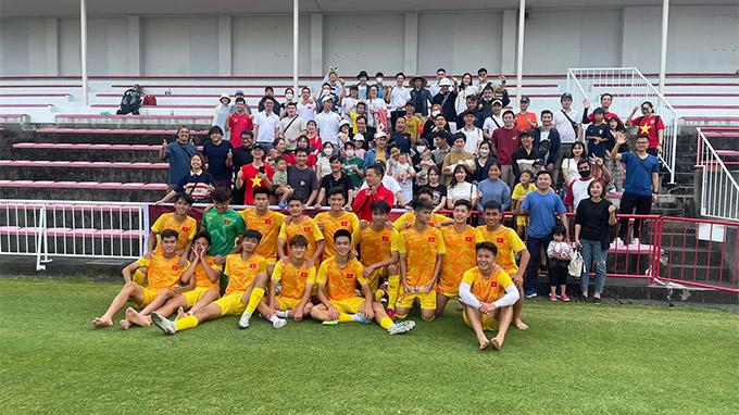 U17 Việt Nam giao lưu và chụp ảnh lưu niệm với các kiều bào sau trận thắng U18 Honda FC