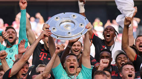 Fan trố mắt khi Neuer ăn mặc quần áo như thi đấu, giơ cúp vô địch cùng Bayern