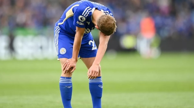 Nỗi buồn của cầu thủ Leicester sau khi đội nhà xuống hạng