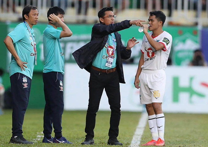 Dụng Quang Nho không thể ra sân gặp Hà Nội FC vì chấn thương đầu gối. Ảnh: FBNV