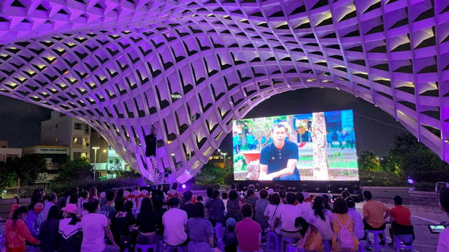  Buổi chiếu phim ngoài trời tại công viên APEC Đà Nẵng thu hút đông đảo khán giả là người dân địa phương và cả các du khách quốc tế đang tới thăm Đà Nẵng