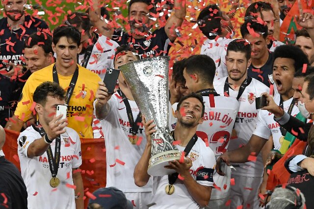 Jesus Navas (cầm cúp) đã góp mặt ở 3 trong 6 lần đăng quang tại Europa League của Sevilla trong lịch sử