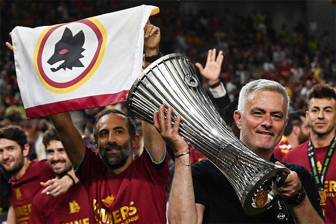 Mourinho nâng cao chức vô địch Europa Conference League mùa đầu tiên cùng Roma