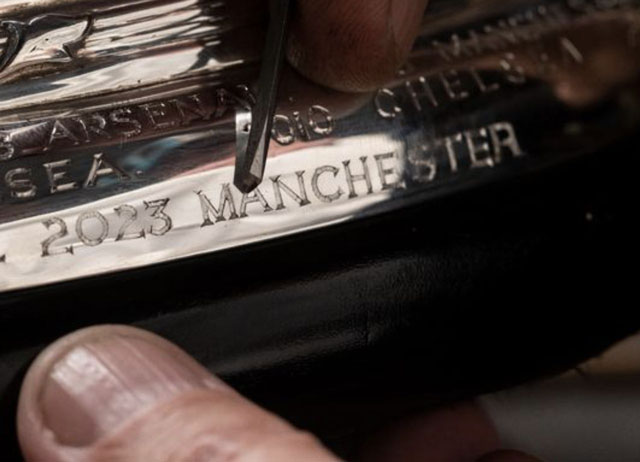 Chiếc cúp vô địch FA Cup đã được khắc dòng chữ "Manchester"