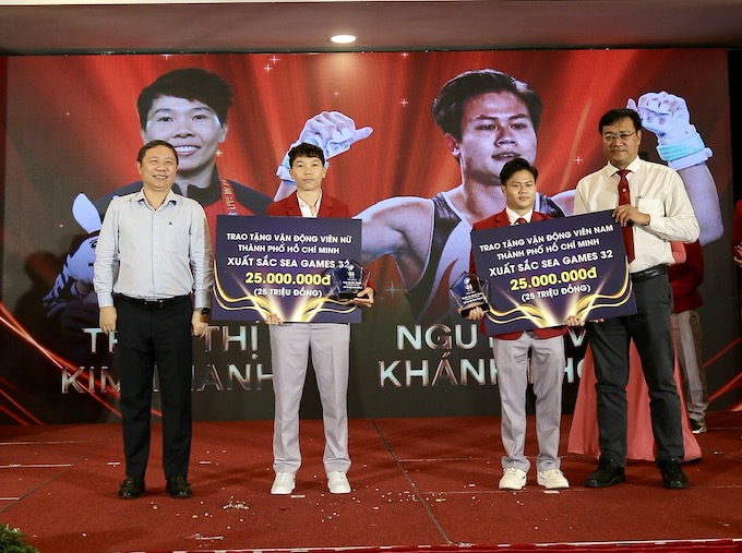 Hai tuyển thủ Kim Thanh và Khánh Phong được chọn là 2 VĐV xuất sắc nhất TP.HCM. Ảnh: Quốc An