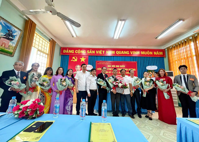  Đại biểu tặng hoa chúc mừng Ban chấp hành Liên đoàn Thể dục tỉnh Bình Dương nhiệm kỳ 2023-2028