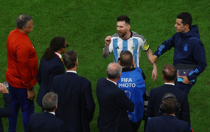 Messi hùng hổ đấu khẩu với BHL ĐT Hà Lan