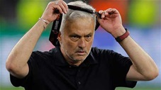 Cận cảnh Mourinho lạnh lùng ném huy chương bạc Europa League lên khán đài cho CĐV