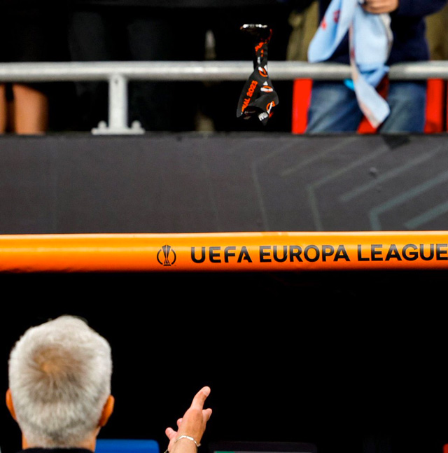 Mourinho ném huy chương, cầu thủ Roma khóc lóc sau thất bại trước Sevilla