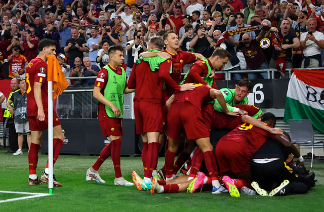Màn ăn mừng cuồng nhiệt của cầu thủ Roma
