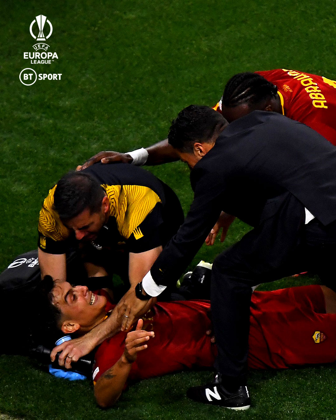 Niềm vui của các cầu thủ Roma khi Dybala mở tỷ số