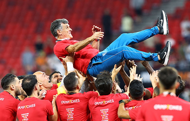 Các cầu thủ chúc mừng HLV Mendilibar khi ông giúp Sevilla vô địch Europa League 2022/23