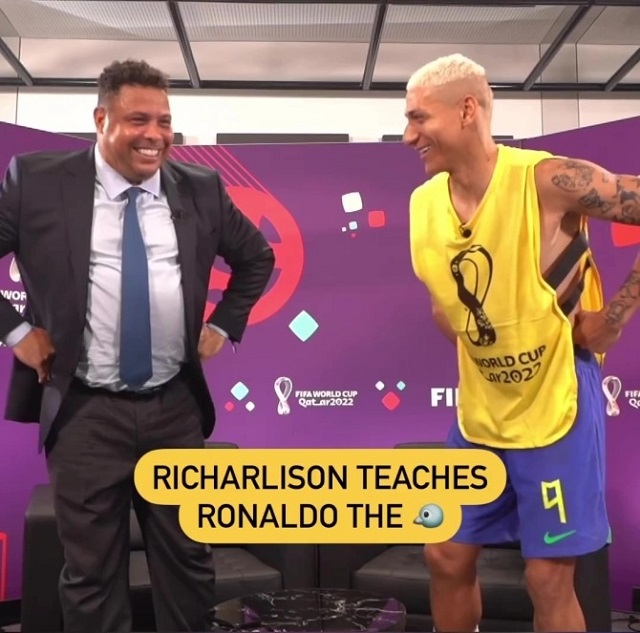 Richarlison trong một lần dạy huyền thoại Ronaldo (Brazil) điệu nhảy ăn mừng chim bồ câu