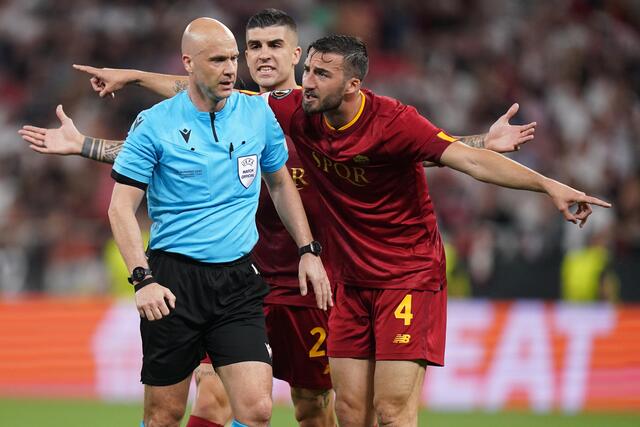 Cầu thủ Roma bất bình với trọng tài Taylor ở chung kết Europa League 2022/23.