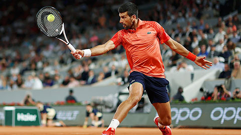 Roland-Garros 2023: Novak Djokovic với miếng dán kim loại giống Iron Man