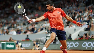 Roland-Garros 2023: Novak Djokovic với miếng dán kim loại giống Iron Man
