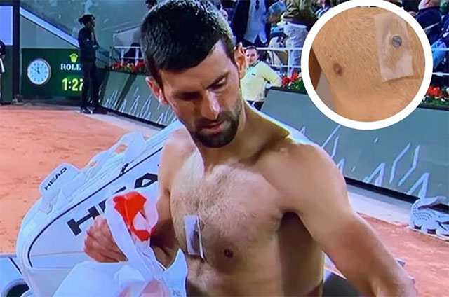 Djokovic để lộ miếng dán kim loại rung động trị liệu cho cơ thể ngay trong lúc thi đấu