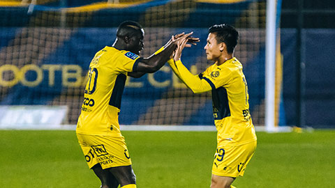 Quang Hải (phải) vắng mặt trong ngày Pau FC trụ hạng thành công 
