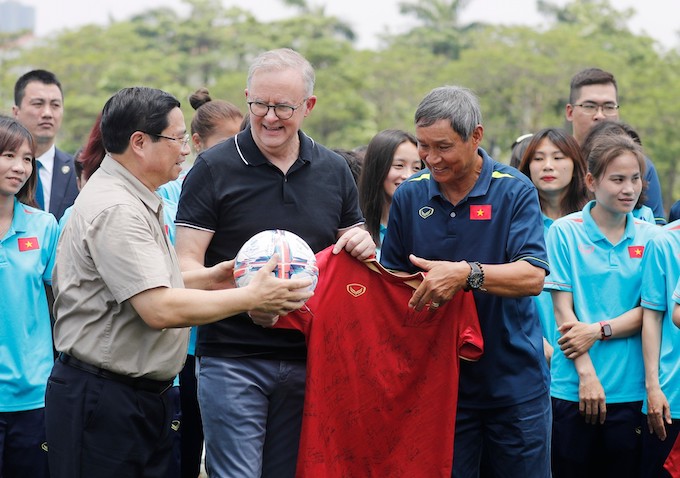 HLV Mai Đức Chung trao tặng bóng và áo đấu của tuyển nữ Việt Nam cho 2 thủ tướng. Ảnh: Minh Tuấn
