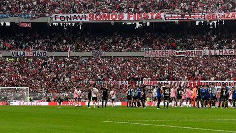 Fan chết trên sân khiến trận đấu của River Plate bị hoãn