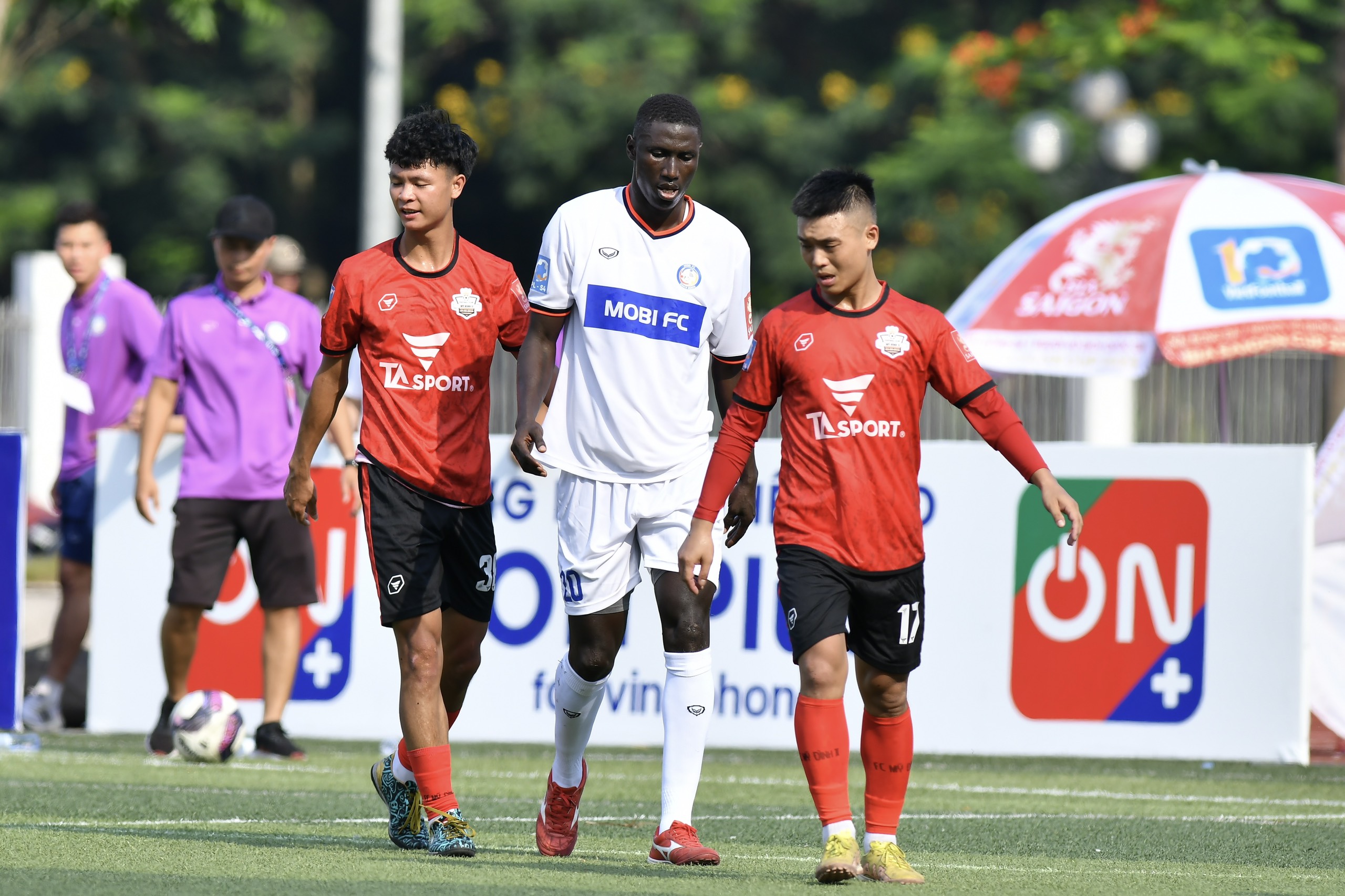 Omar lần đầu trải nghiệm thi đấu ở giải bóng đá 7 người quốc gia Bia Saigon Cup 2023 (HPL-S10) - Ảnh: Đức Cường 