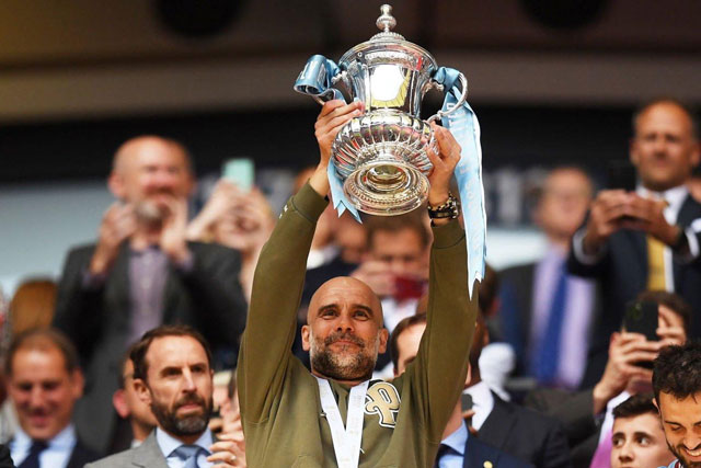Pep Guardiola ăn mừng chức vô địch FA Cup 2022/23 cùng Man City