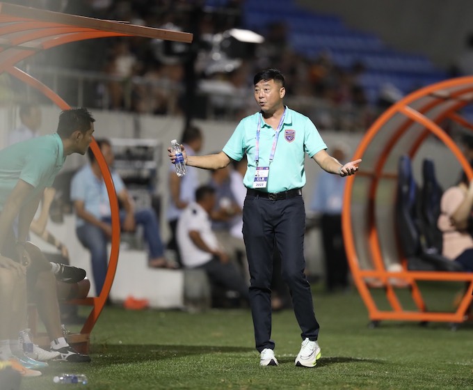 HLV Lê Huỳnh Đức trong trận đấu trên sân Hoà Xuân. Ảnh: Hải Nam